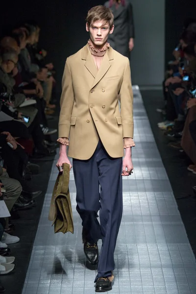 Look 17